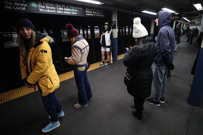 Metroda aksiya - hamı soyunmağa başladı - FOTOLAR