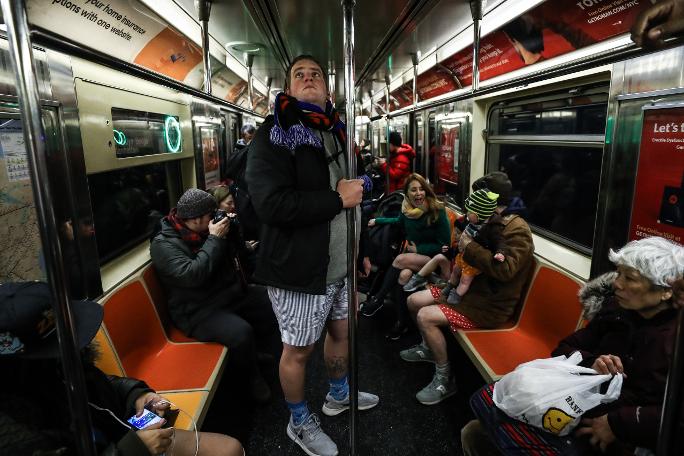 Metroda aksiya - hamı soyunmağa başladı - FOTOLAR
