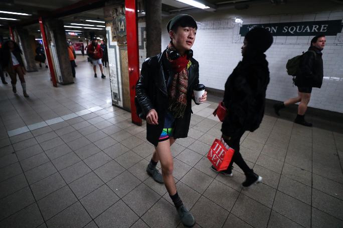 Metroda aksiya - hamı soyunmağa başladı - FOTOLAR