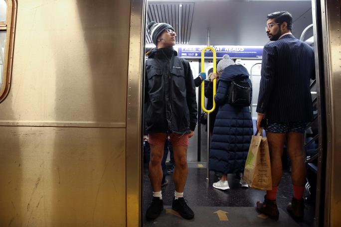 Metroda aksiya - hamı soyunmağa başladı - FOTOLAR