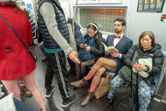 Metroda aksiya - hamı soyunmağa başladı - FOTOLAR