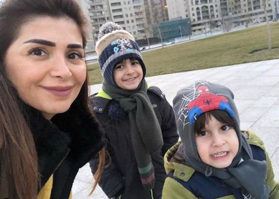 Xəzər TV-nin məşhur aparıcısı əkizləri ilə - FOTO