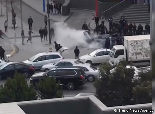 Bakıda bahalı maşın "Mall”un qarşısında yandı - FOTO - VİDEO