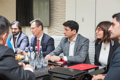 “Bakcell” və “Premium Bank” arasında memorandum