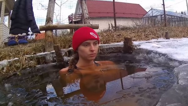 Rus xüsusi təyinatlılarına dərs verən türk qızı – Foto/Video