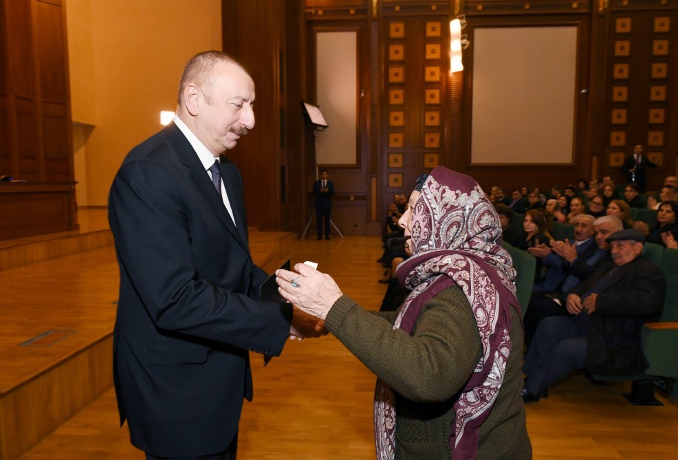 Prezidentdən şəhid anasına yüksək ehtiram - şəhid ailələri ilə görüşdən fotosessiya
