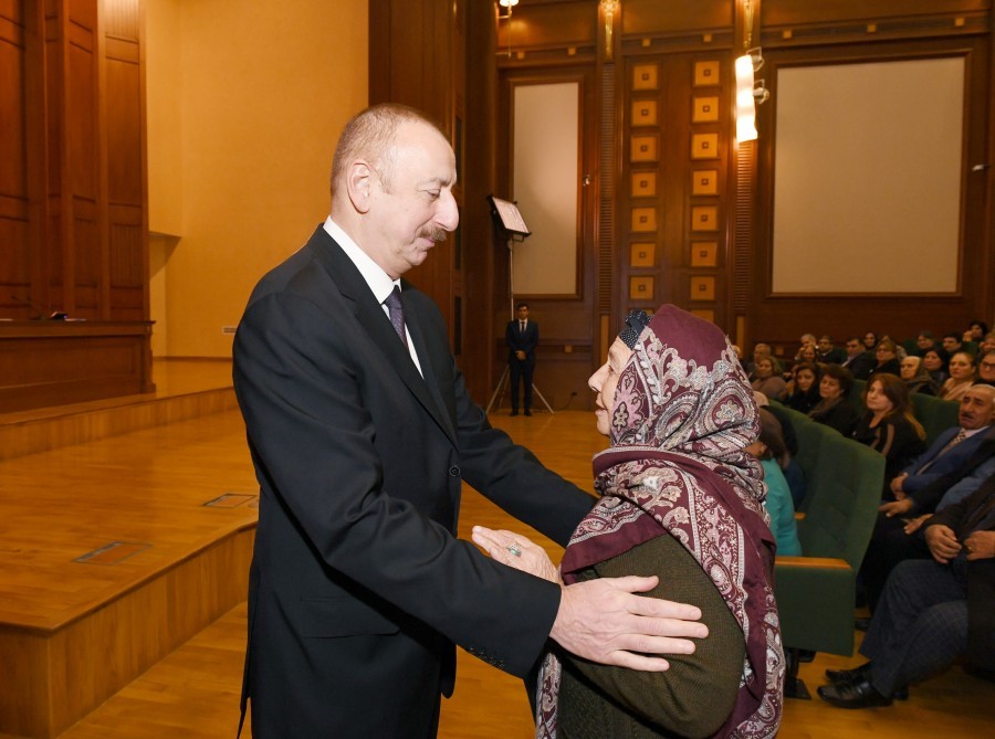 Prezidentdən şəhid anasına yüksək ehtiram - şəhid ailələri ilə görüşdən fotosessiya