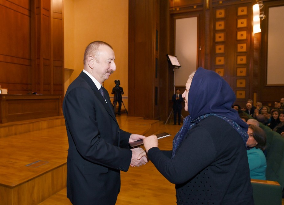 Prezidentdən şəhid anasına yüksək ehtiram - şəhid ailələri ilə görüşdən fotosessiya