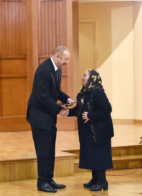 Prezidentdən şəhid anasına yüksək ehtiram - şəhid ailələri ilə görüşdən fotosessiya
