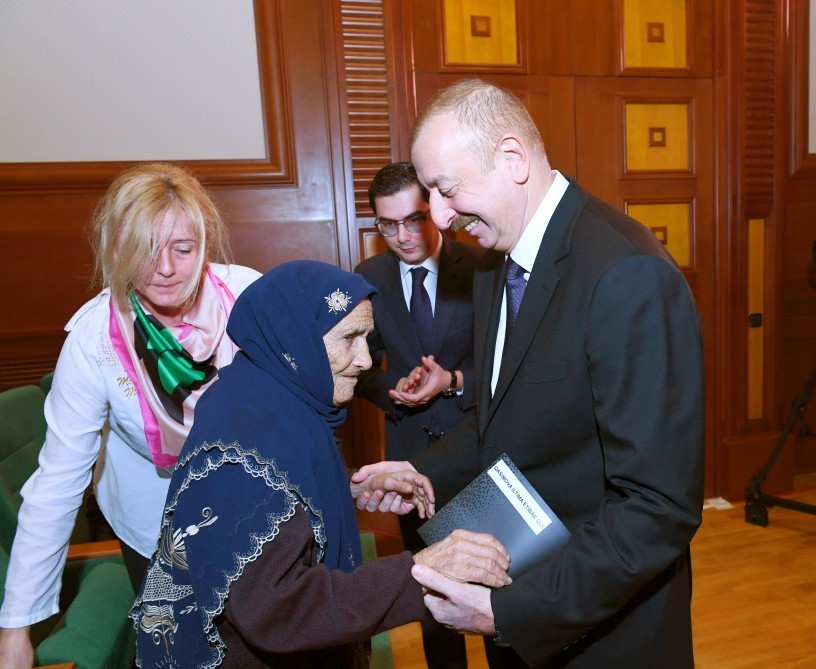 Prezidentdən şəhid anasına yüksək ehtiram - şəhid ailələri ilə görüşdən fotosessiya