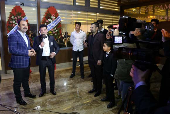 Bəy toyu yarımçıq qoyub, canlı yayıma çıxdı - Fotolar