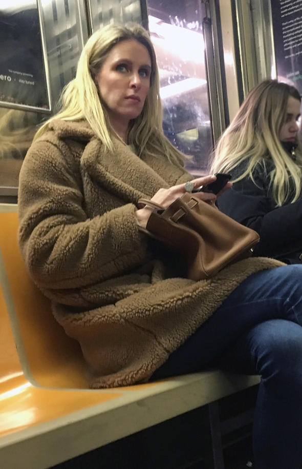 Dünyanın ən sadə milyarderi: Hər gün işə metro ilə gedir - Foto