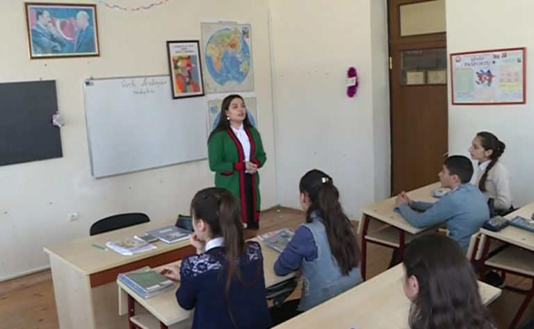 Qubanın dağ kəndinə dərs deməyə gedən bu bakılı qızı siz də tanıyın – FOTOLAR – VİDEO