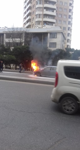 Bakıda yolun ortasında avtomobil yanır - FOTO