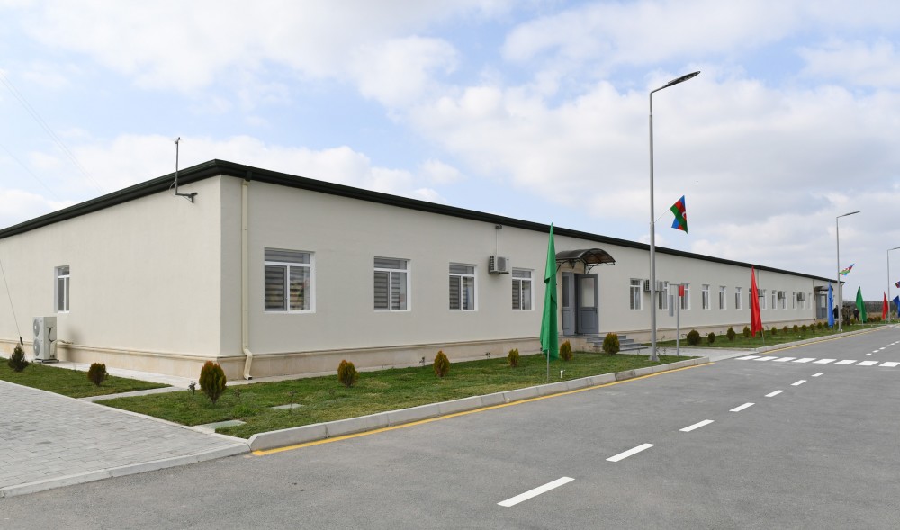 İlham Əliyev əsgərlərlə birgə nahar etdi - FOTO