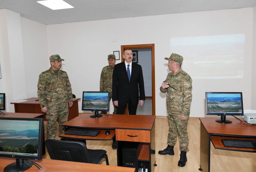 İlham Əliyev əsgərlərlə birgə nahar etdi - FOTO