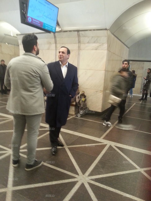 Azərbaycanın ən varlı müğənnisi Bakı metrosunda göründü - FOTO