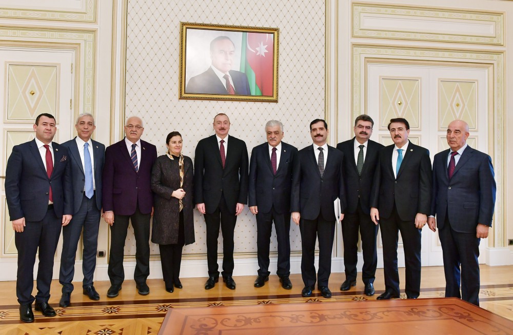 İlham Əliyev dostluq qrupunu qəbul edib FOTO