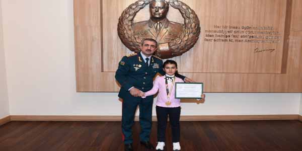General erməni bayrağına görə etiraz edən Zəhranı təltif etdi - FOTO