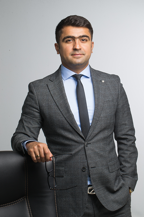 Bank milli qəhrəmanın oğlunun vəzifəsini artırdı