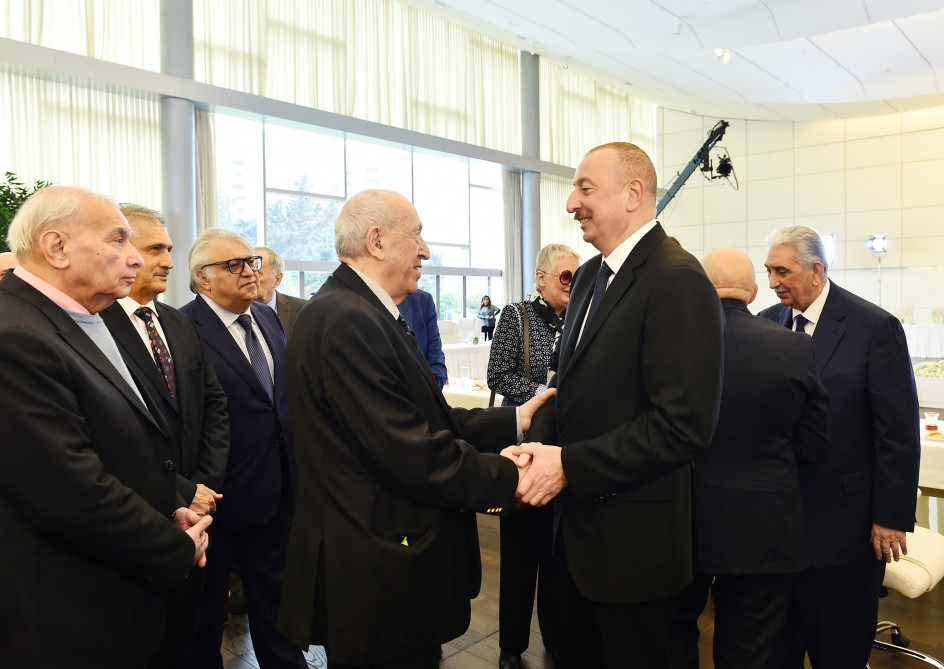 Prezidentin sənətçilərlə görüşündən FOTOLAR