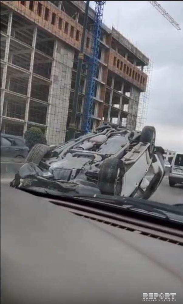 Bakıda körpünün üzərində avtomobil aşdı - FOTOLAR