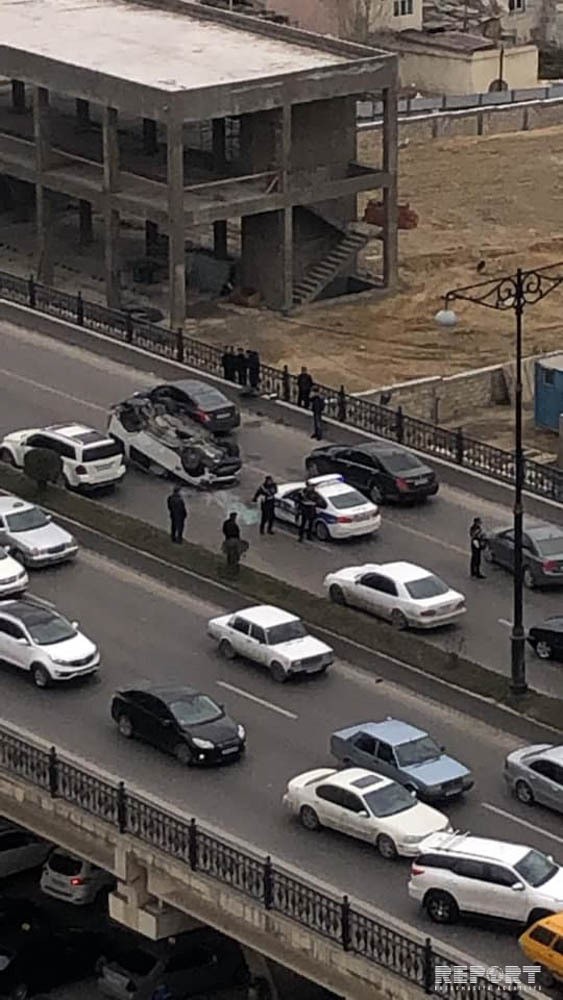 Bakıda körpünün üzərində avtomobil aşdı - FOTOLAR