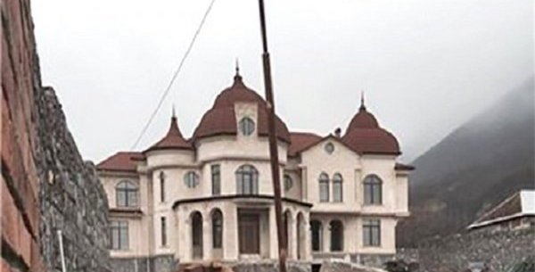 5 villası, çoxsaylı mülkləri olan, gözü milyonlardan doymayan icra başçısı - VİDEO+FOTOLAR