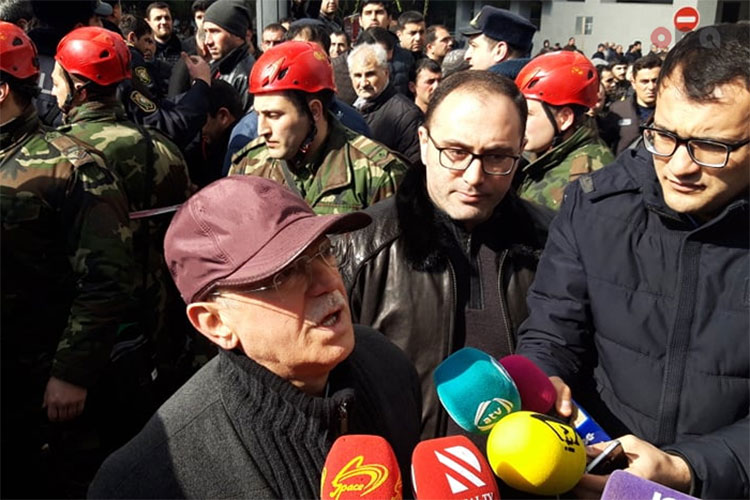 Fövqəladə hallar naziri Kəmaləddin Heydərov yanğın baş vermiş əraziyə gəlib