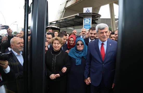 Vəzifəsini təhvil verib evə avtobusla qayıtdı – Fotolar