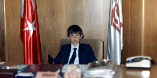 32 il əvvəl şəkil çəkdirdiyi kreslonun sahibi oldu – Fotolar