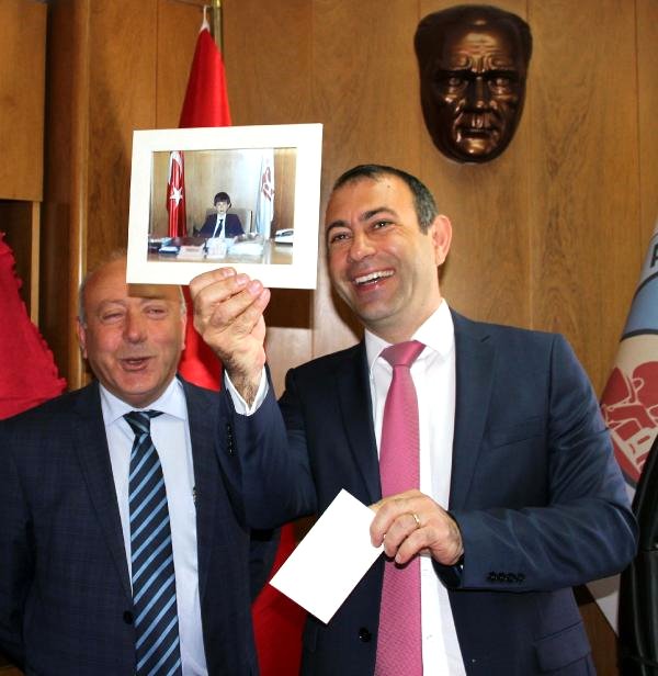 32 il əvvəl şəkil çəkdirdiyi kreslonun sahibi oldu – Fotolar