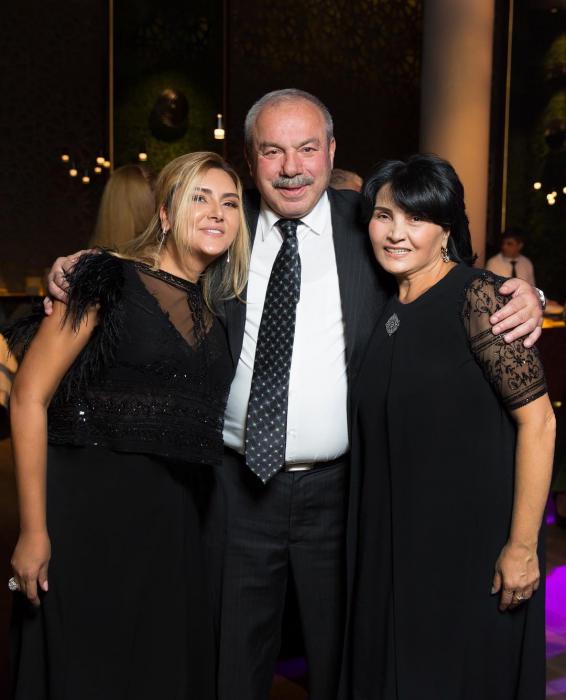 Zülfiyyə Xanbabayeva ilk dəfə ailəsi ilə foto paylaşdı