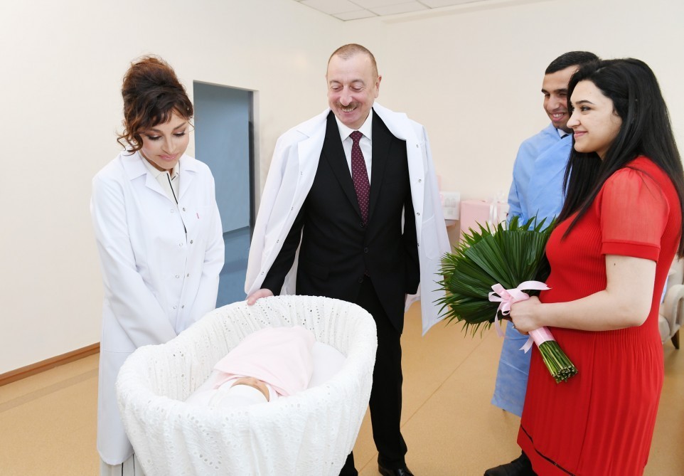 Prezident və birinci xanım Azərbaycanın 10 milyonuncu sakininin valideynləri ilə görüşündən - FOTOLAR