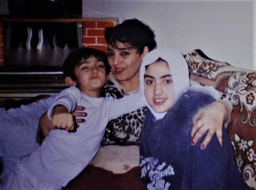 Atası tərəfindən təcavüzə uğradığını deyən Nazpərinin qardaşı qızı FOTOLAR YAYDI
