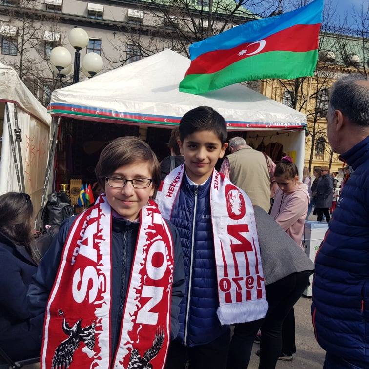 Azərbaycan uşaqların milli geyimləri xaricilərin diqqətində- Foto