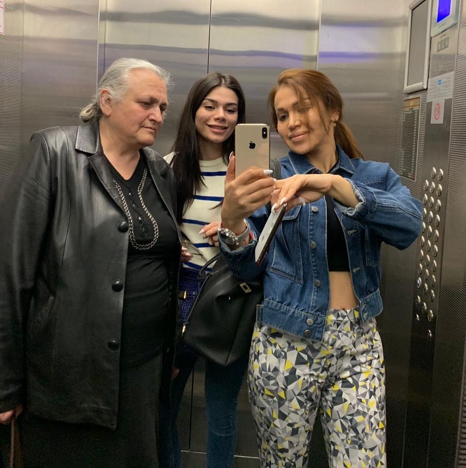 Rəqsanə liftdə göbəyini açdı — FOTO