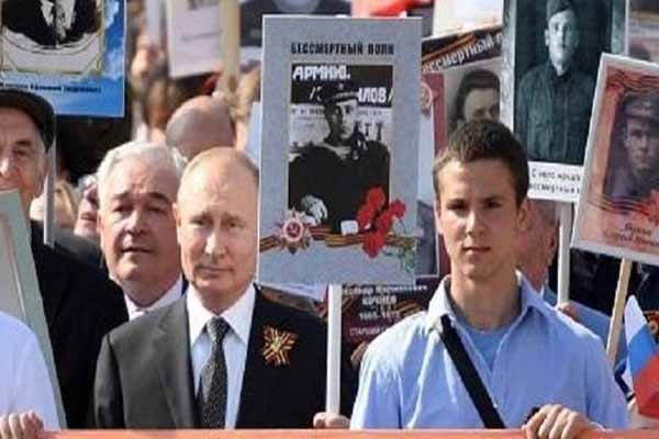 Putin qələbə yürüşündə atasının şəkli ilə - FOTO