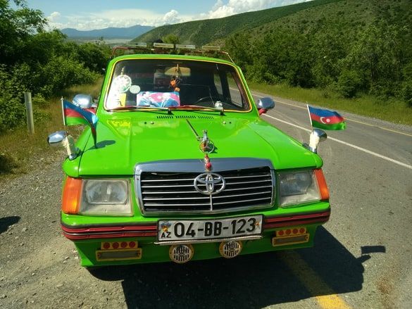 65 yaşlı sürücü qəribə avtomobili ilə Azərbaycanı gəzir - FOTOLAR