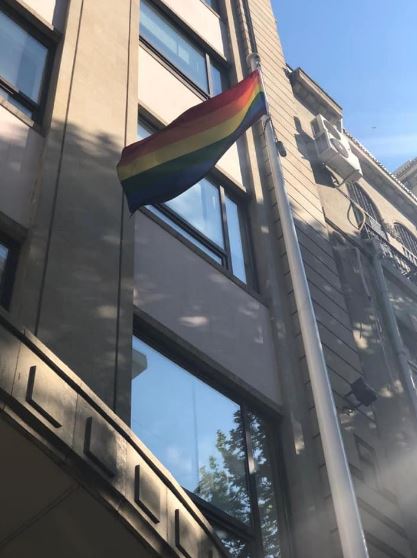 Bakıda səfirlik binasında LGBT bayrağı asıldı - FOTO