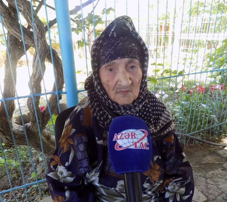Bağayarpağı çayı içir, süd məhsulları yeyir - 104 yaşlı Mirzadə nənə (FOTO)