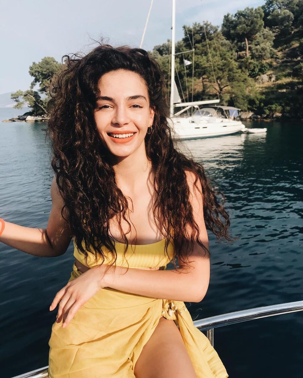 "Hercai"nin Reyyanından açıq-saçıq FOTOlar