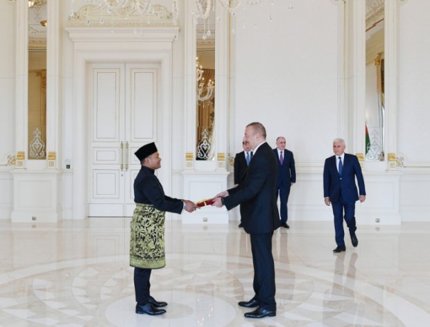 İlham Əliyev beş ölkənin yeni səfirinin etimadnaməsini qəbul etdi
