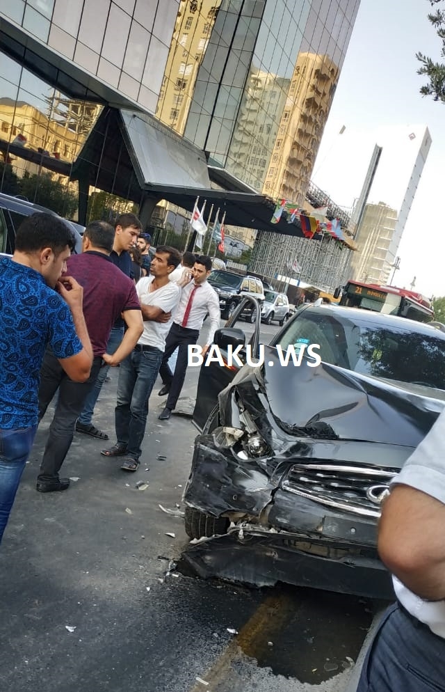 “Demirchi Tower”in qarşısında bahalı qəza – FOTO