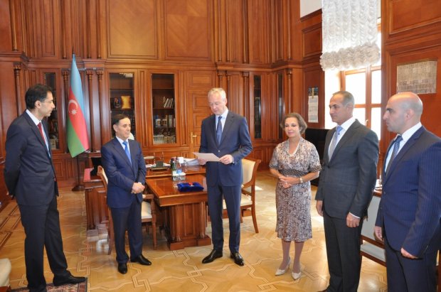 Novruz Məmmədov Fransanın “Şərəf Legionu” ordeni ilə təltif edildi