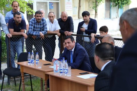 “Qaçqınkom” şefinin qardaşı dələduz çıxan deputata mükafat sirri - seçicilərə hörmətsizlik...