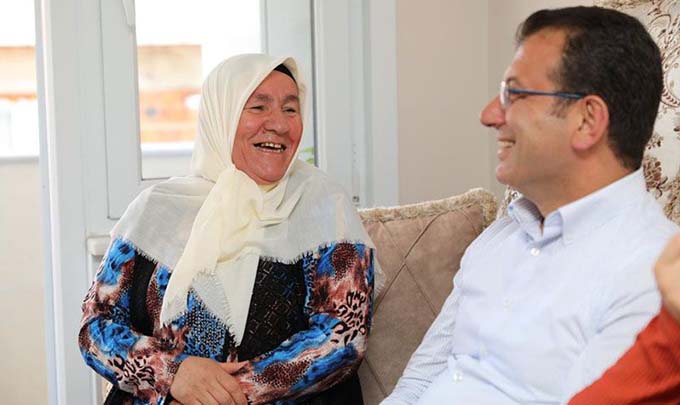 Əkrəm İmamoğlu “sənə kətə verərəm, səs vermərəm” deyən qadının evinə getdi – VİDEO