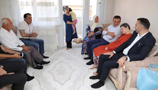 Əkrəm İmamoğlu “sənə kətə verərəm, səs vermərəm” deyən qadının evinə getdi – VİDEO