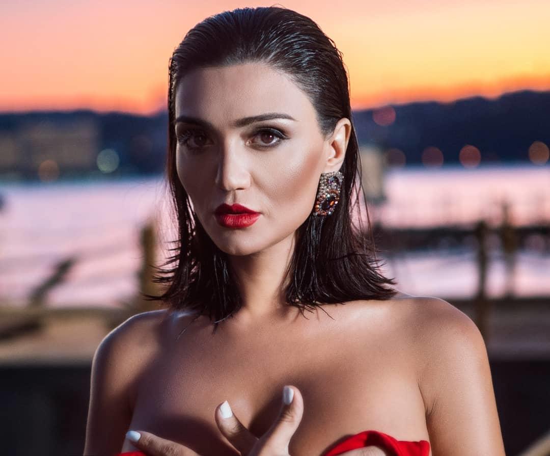 İkinci dəfə ərə gedən Sevinc soyundu - Çək əlini yaxamdan - FOTO