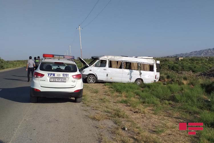 Hacıqabulda mikroavtobus qəzası - 8 nəfər xəsarət adı